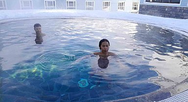 Uludağ'da karların ortasında hamam keyfi