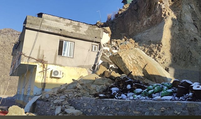 Uludere'de yamaçtan kopan kaya parçaları evin üstüne düştü