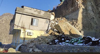 Uludere'de yamaçtan kopan kaya parçaları evin üstüne düştü