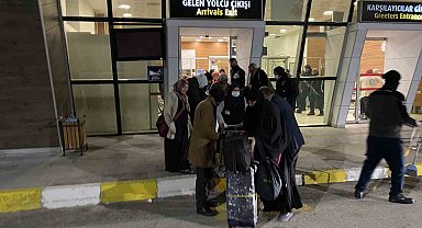 Umre kafilesini taşıyan uçakta şüpheli paket alarmı: Uçak geri döndü