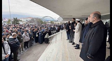 Umreciler dualarla uğurlandı
