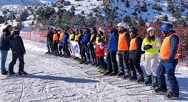Üniversite öğrencilerine kayak dersi
