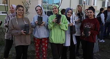 Üniversiteli öğrenciler yurtlarının bahçesine fidan dikti