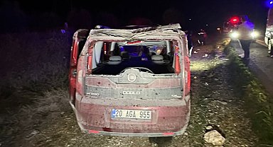 Uşak'ta hafif ticari araç ile minibüsün çarpışması sonucu 3 kişi yaralandı