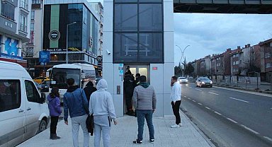 Üst geçit asansöründe mahsur kalan kadını itfaiye kurtardı