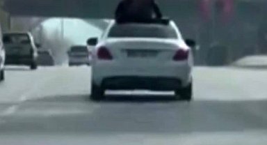 Üstü açık otomobilde tehlikeli yolculuk