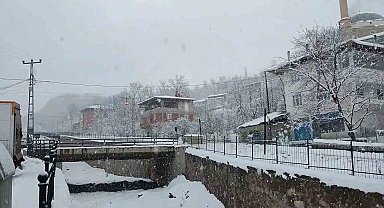 Uzundere beyaza büründü