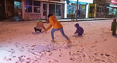 Uzunköprü'de çocuklar kartopu oynayarak karın keyfini çıkardı