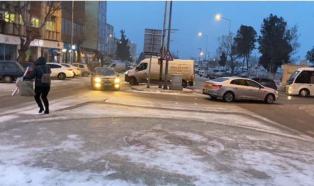 Uzunköprü'de kar yağışı etkili oluyor