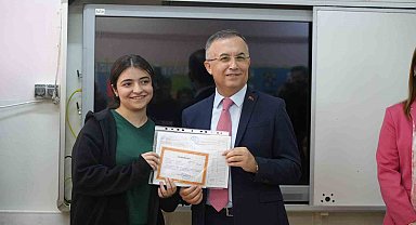 Vali Çeber, depremzede öğrencilere karnelerini dağıttı