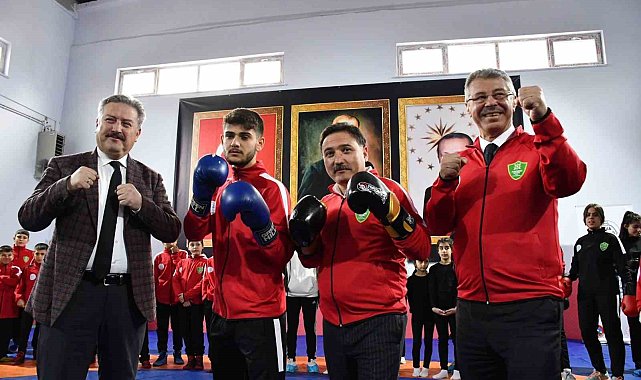 Vali Çiçek: "Spor okullarıyla gençlerimizi yalnız bırakmayacağımızın haykırışını ortaya koyuyoruz"