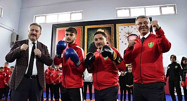 Vali Çiçek: "Spor okullarıyla gençlerimizi yalnız bırakmayacağımızın haykırışını ortaya koyuyoruz"