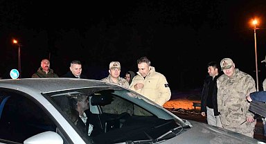 Vali Çiçek yılbaşında görevli sağlık ve emniyet personelini ziyaret etti
