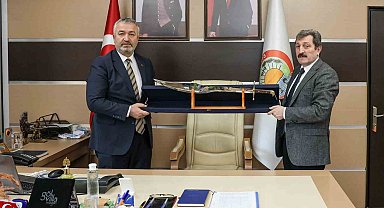 Vali Dağlı'ya 'kılıç' hediyesi