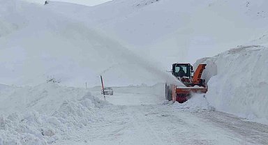 Van-Bahçesaray Karabet Geçidi'nde kar kalınlığı 2 metre 64 santimetreye ulaştı