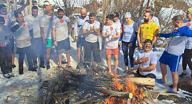 Van Gölü Aktivistleri eksi 6 derecede suya girdi