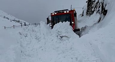 Van'da 65 yaşındaki hastaya snowtrack ambulansla ulaşıldı