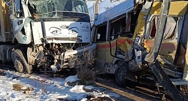 Van'da kamyon ile minibüs çarpıştı: 11 yaralı
