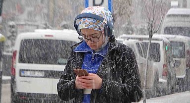 Van'da kar yağışı: 429 yol kapandı, uçak seferleri rötar yaptı