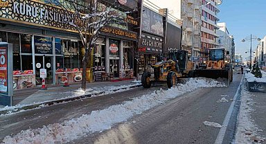 Van'da karla mücadele çalışması devam ediyor