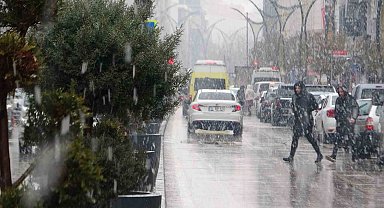 Van'da yoğun kar yağışı etkili oluyor