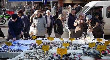 Vatandaşlar hamsiyi alırken fiyatına değil boyuna bakıyor