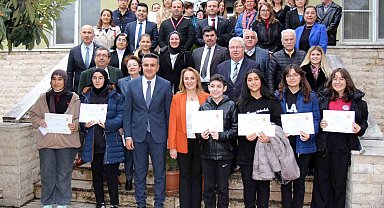 Veremi en iyi çizen ve yazıya döken öğrenciler ödüllerini aldı