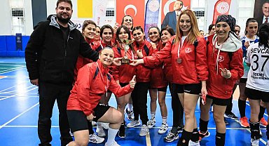 Veteran kadın hentbolcular Denizli'de buluştu