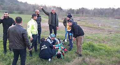 Virajı alamayan motosikletli şarampole yuvarlandı