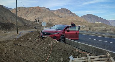 Virajı alamayan otomobil bordür taşlarına çarptı