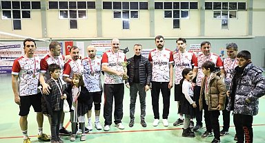Voleybol turnuvasında şampiyonluk kupasını Alaca Önder aldı
