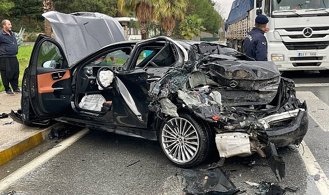 Yağışlı havada freni tutmayan tır, kırmızı ışıkta bekleyen araçların arasına daldı: 4 yaralı