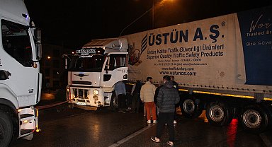 Yağışlı havada kayan tır karayolunu trafiğe kapattı