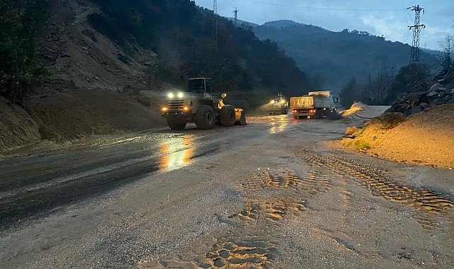 Yağmurdan kapanan yolu Büyükşehir ekipleri kısa sürede açtı