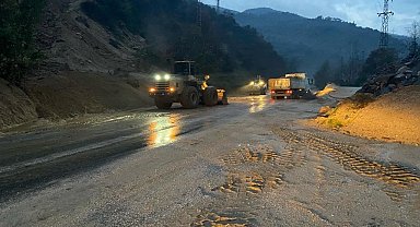 Yağmurdan kapanan yolu Büyükşehir ekipleri kısa sürede açtı
