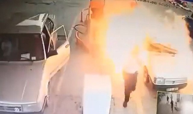 Yakıt alan otomobil istasyonda bomba gibi patladı