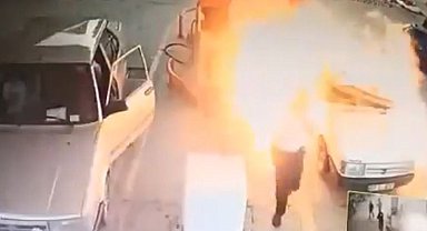 Yakıt alan otomobil istasyonda bomba gibi patladı