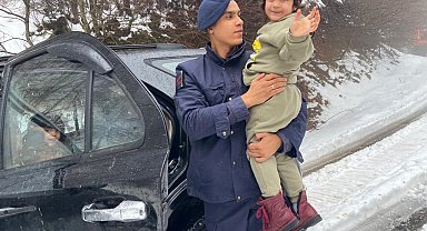 Yalova'da karda mahsur kalan 5 kişilik aile 19 saat sonra kurtarıldı