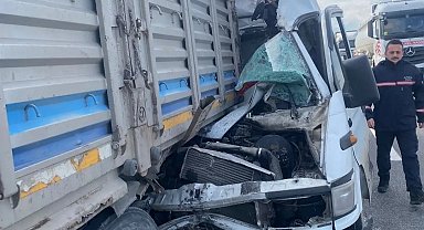 Yalova'da minibüs kamyona arkadan çarptı: 1 yaralı
