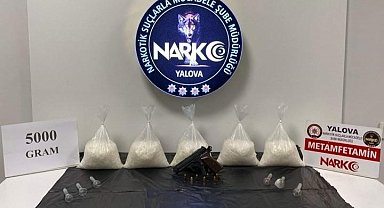 Yalova'da sürücüsü kaçan otomobilden 5 kilo uyuşturucu çıktı