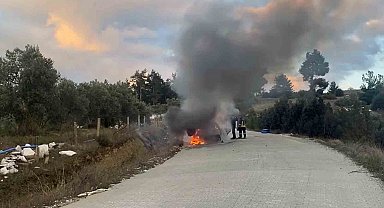 Yanan araç hurdaya döndü