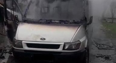 Yanan minibüs kullanılmaz hale geldi