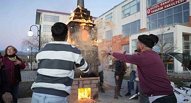 Yarım ton çamur kullanıp, tarihi saat külesinin heykelini yaptılar
