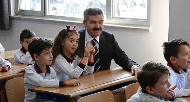 Yarıyıl tatiline giren öğrenciler karnelerini Vali Ergün'ün elinden aldı