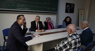 Yaşlı öğrenciler mezun olmak istemeyince, çözüm yüksek lisansta bulundu
