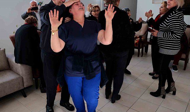 Yaşlılardan oluşan koro, huzurevinde kalan akranlarına konser verdi