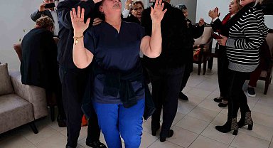 Yaşlılardan oluşan koro, huzurevinde kalan akranlarına konser verdi
