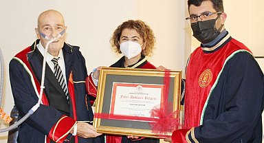 Yazar Sadi Bayram'a hastane odasında fahri doktora verildi