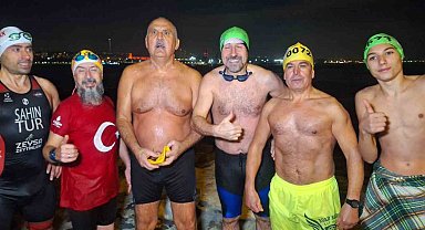 Yeni yılı denize girerek karşıladılar: "Gazze'nin yanındayız" mesajı verdiler