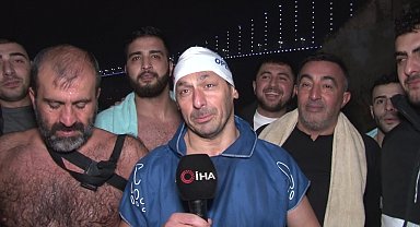 Yeni yılı Kuzguncuk'ta denize girerek kutladılar